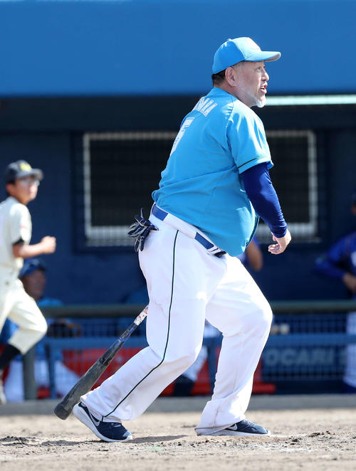 ドリームチーム対浦添選抜　5回表2死二塁、佐々木氏から中前打を放つ清原氏（撮影・鈴木正人）