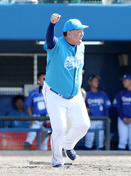 ドリームチーム対浦添選抜　5回表2死二塁、佐々木氏から中前打を放ちガッツポーズ清原氏（撮影・鈴木正人）