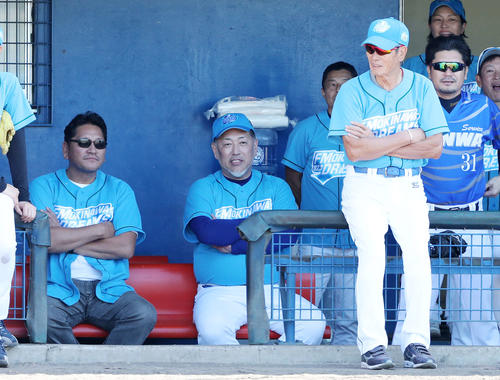 ドリームチーム対浦添選抜　試合前、談笑する左から佐々木氏、清原氏、権藤氏（撮影・鈴木正人）