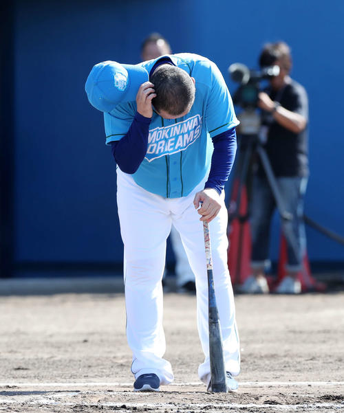 ドリームチーム対浦添選抜　1回表2死二塁、清原氏は一邪飛で頭をかく（撮影・鈴木正人）