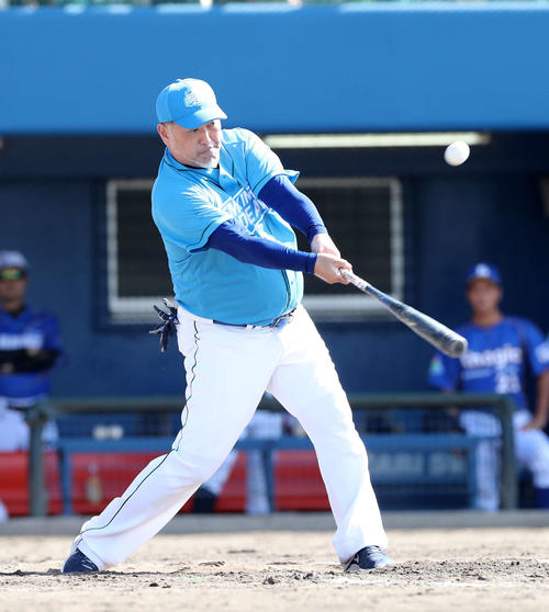 ドリームチーム対浦添選抜　3回表2死一、二塁、清原氏は右前適時打（撮影・鈴木正人）