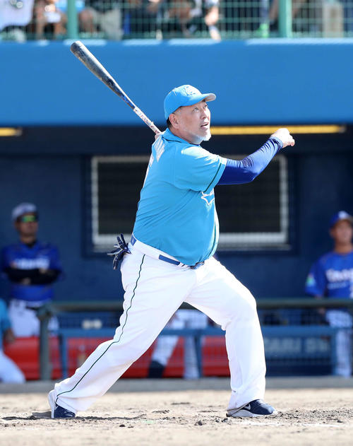 ドリームチーム対浦添選抜　3回表2死一、二塁、清原氏は右前適時打（撮影・鈴木正人）