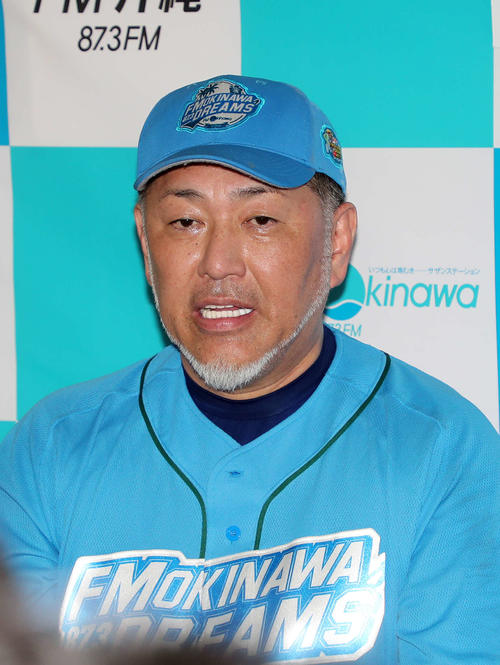 報道陣の質問に答える清原和博氏（撮影・鈴木正人）