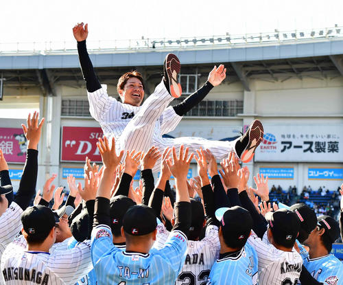 ファン感謝デーで行われた引退セレモニーでナインに胴上げされるロッテ伊志嶺（撮影・小沢裕）