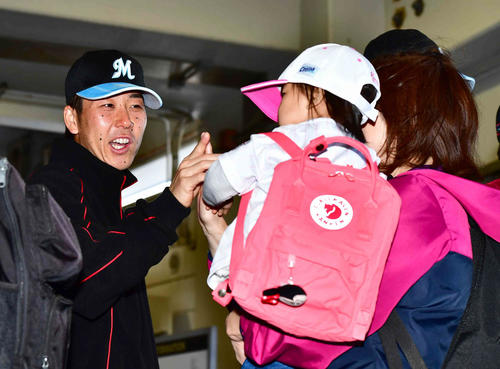 ファン感謝デーでファンとハイタッチするロッテ鈴木（撮影・小沢裕）