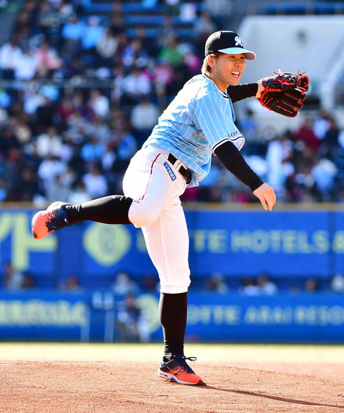 ファン感謝デーでスピードガンに挑戦するロッテ鈴木（撮影・小沢裕）