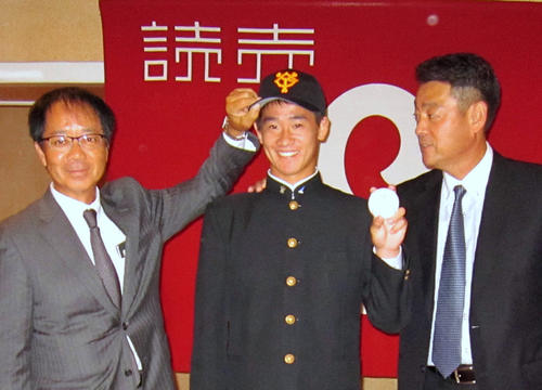 仮契約を行った巨人ドラフト4位の前橋商・井上（中央）（11月10日撮影）