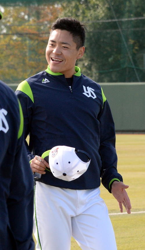 久々の戸田球場での練習に笑顔を見せるヤクルト中村（撮影・鈴木正章）