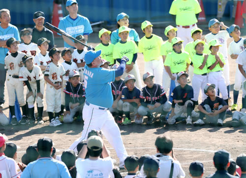 少年たちの前で打席に入る清原氏（撮影・鈴木正人）