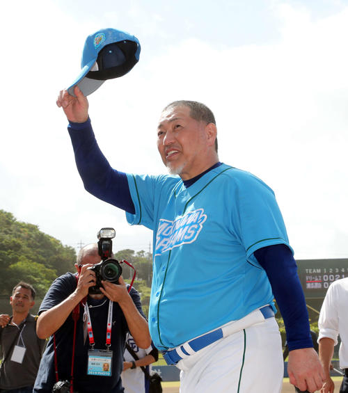ファンに手を振る清原氏（撮影・鈴木正人）