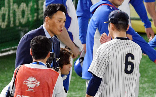 日本対韓国　試合前練習で李承ヨプ氏（左奥）と話す坂本勇（右）（撮影・滝沢徹郎）
