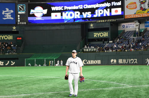 日本対韓国　試合前練習を終えて引き揚げる山口（撮影・山崎安昭）