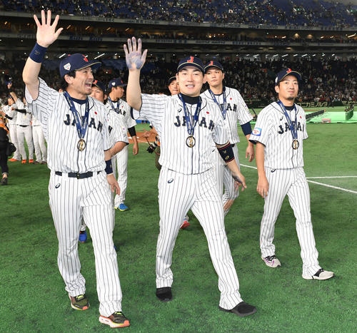 日本対韓国　表彰式を終えて場内1周する、左から松田宣、丸、坂本勇、嘉弥真（撮影・山崎安昭）