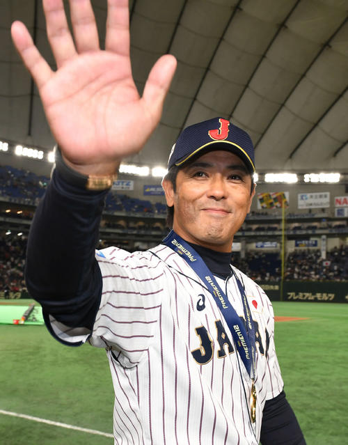 日本対韓国　金メダルを首にかけて場内1周する稲葉監督（撮影・山崎安昭）