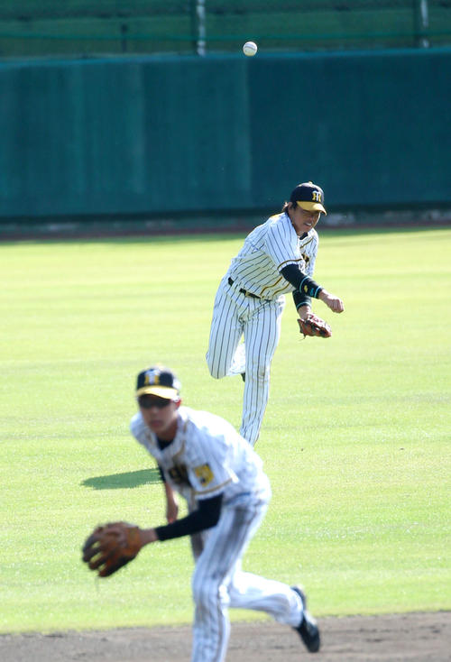 紅白戦　1回裏白組2死二塁、左翼手梅野は陽川の左前打を捕球しバックホームで二走熊谷をホームで刺す（撮影・上山淳一）