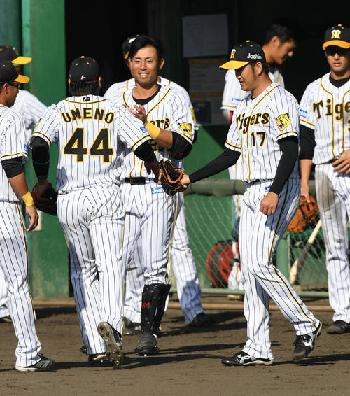 紅白戦　1回裏白組2死二塁、陽川の左前打で本塁を狙った熊谷を刺した梅野（左）を迎える岩貞（撮影・前岡正明）