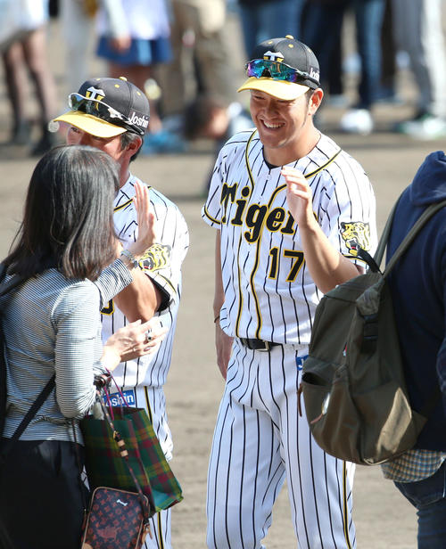 約2000人のファンとハイタッチする岩貞（撮影・上山淳一）
