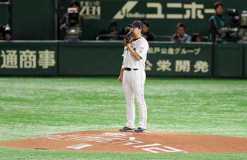 韓国との決勝戦のマウントへ上がり、センターを見つめる山口（撮影・前田充）