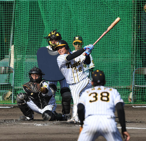 紅白戦　3回裏白組1死二、三塁、北條は右前先制2点適時打を放つ（撮影・前岡正明）