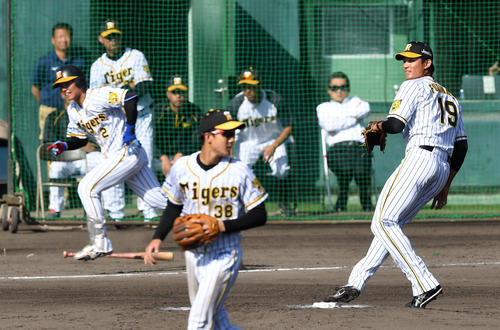 紅白戦　3回裏白組1死二、三塁、藤浪は北條に右前先制2点適時打を浴びる（撮影・前岡正明）