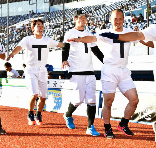 ファン感謝デーのイベントの罰ゲームで「TT兄弟」のネタを披露するロッテの、左から鈴木、涌井、大谷（撮影・小沢裕）