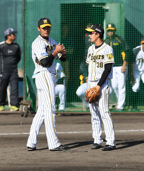 3回裏、マウンドに登った藤浪（左）は小幡と話す（撮影・前岡正明）