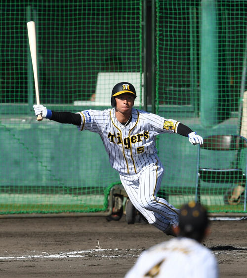 紅白戦　4回表紅組無死一塁、近本は左中間に適時二塁打を放つ（撮影・前岡正明）
