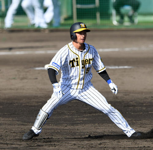 紅白戦　4回表紅組無死一塁、近本は左中間に適時二塁打を放つ（撮影・前岡正明）