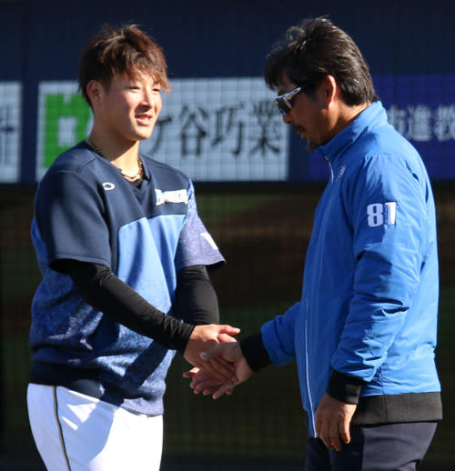 視察に訪れていた日本ハム小笠原ヘッド兼打撃コーチ（右）にあいさつする吉田輝（撮影・木下大輔）