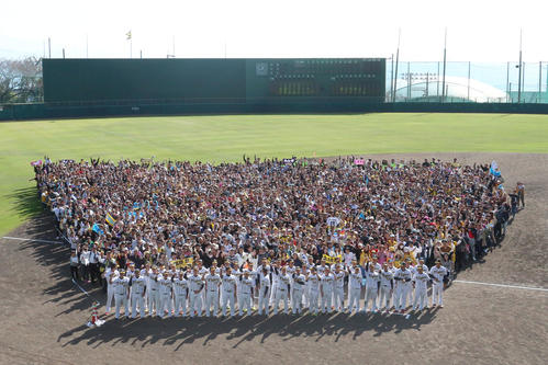 約2000人のファンたちと集合写真に納まる阪神ナイン（撮影・上山淳一）