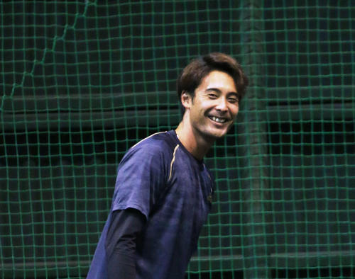 鎌ケ谷の室内練習場でブルペン入りした日本ハム上原（撮影・木下大輔）