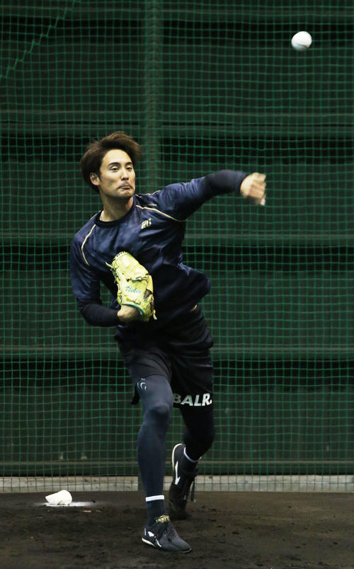 鎌ケ谷の室内練習場でブルペン入りした日本ハム上原（撮影・木下大輔）