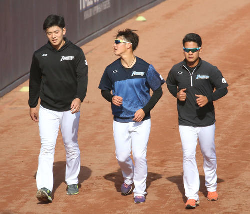 鎌ケ谷で日本ハム福田（右）とランニングする吉田輝（中央）は、リハビリ中の野村に話しかける（撮影・木下大輔）
