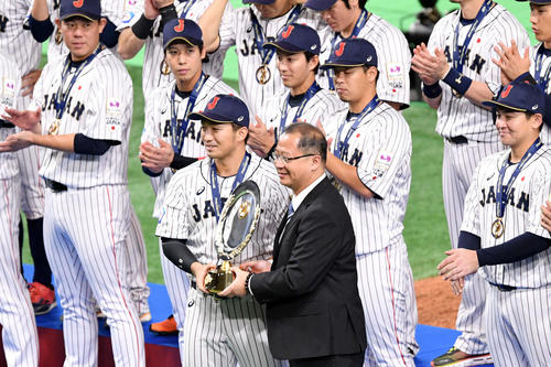 日本対韓国　MVPに選ばれ表彰される鈴木（手前左）（撮影・滝沢徹郎）