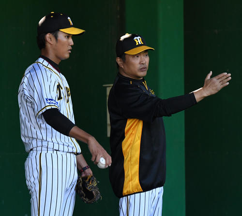 2019年11月15日、ブルペンで山本昌臨時コーチ（右）のアドバイスを聞く藤浪（撮影・前岡正明）