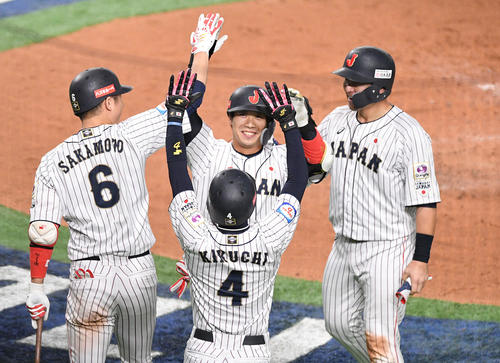 日本対韓国　2回裏日本2死一、二塁、左越え3点本塁打を放った山田哲（中央）は笑顔でナインとタッチを交わす（撮影・滝沢徹郎）