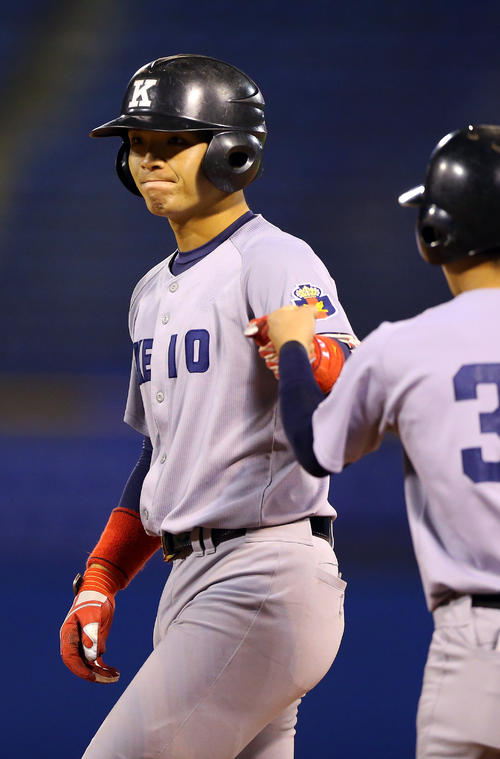 慶大対東海大札幌キャンパス　2回表慶大無死二塁、右前打でチャンスを広げ、グータッチする郡司（撮影・大野祥一）