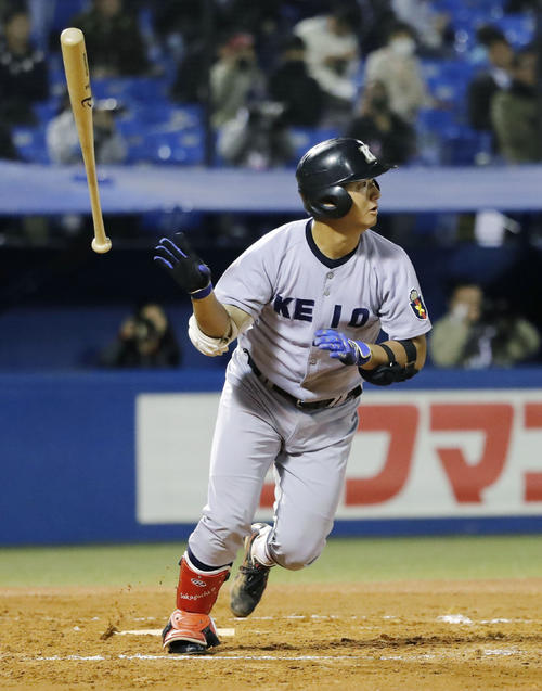 1回、適時二塁打を放つ慶大・高橋（共同）