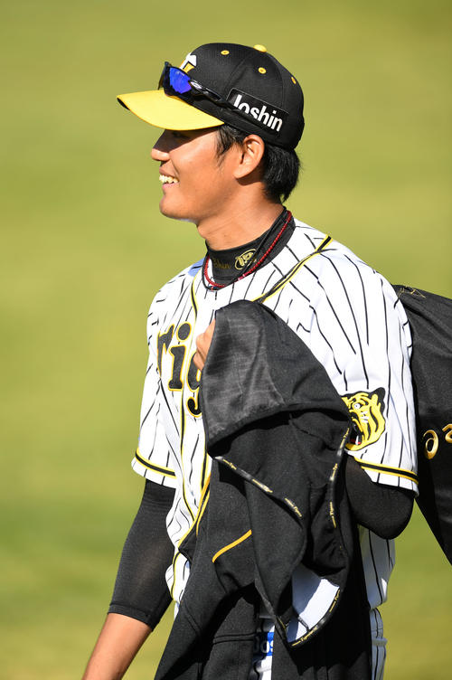 紅白戦　2回を3失点も笑顔で引き揚げる藤浪（撮影・前岡正明）