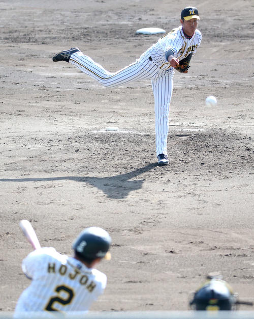 紅白戦　3回裏白組1死二、三塁、北條（左下）に右前2点適時打を浴びる藤浪（上）は（撮影・上山淳一）