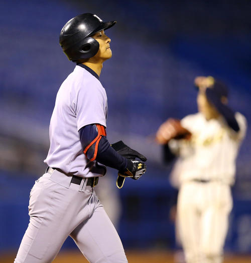 慶大対東海大札幌キャンパス　3回表慶大2死一、二塁、四球をもらい満塁にする柳町（左）。右は徳橋（撮影・大野祥一）