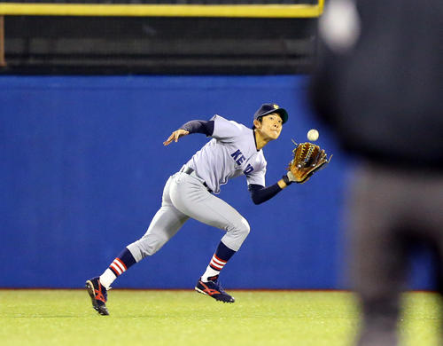 慶大対東海大札幌キャンパス　3回裏東海大札幌キャンパス無死一、二塁、瀧沢の打球を走りながら捕球する柳町（撮影・大野祥一）