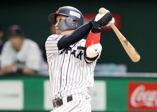 日本対韓国　2回裏日本2死一、二塁、山田哲は左越え3点本塁打を放つ（撮影・加藤哉）