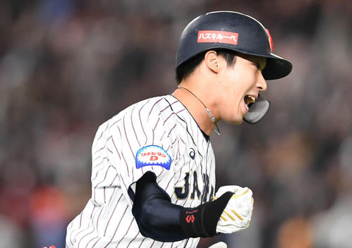 日本対韓国　2回裏日本2死一、二塁、左越え3点本塁打を放ち、声を上げてガッツポーズする山田哲（撮影・山崎安昭）