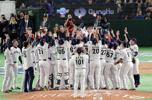 日本対韓国　韓国に勝ち優勝を決めた稲葉篤紀監督（中央）はナインから胴上げされ笑顔で宙を舞う（撮影・垰建太）