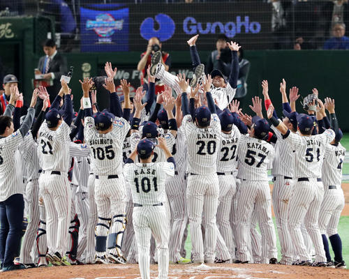 日本対韓国　韓国に勝ち優勝を決めた稲葉篤紀監督（中央）はナインから胴上げされ笑顔で宙を舞う（撮影・垰建太）