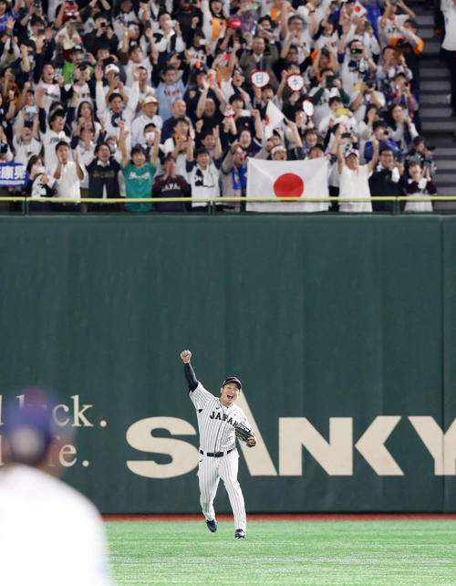 日本対韓国　優勝を決めガッツポーズでマウンドへ向かう鈴木（撮影・加藤哉）