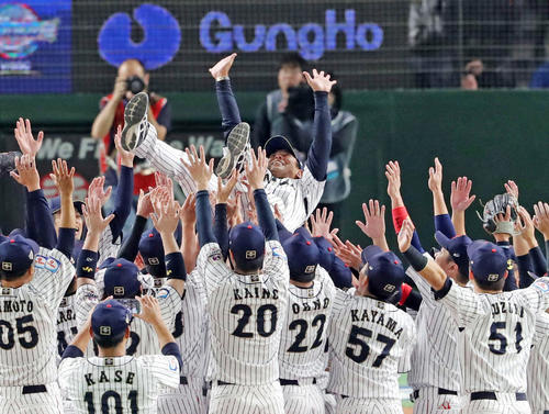 韓国に勝ち優勝を決めた稲葉監督（中央）はナインから胴上げされ笑顔で宙を舞う（撮影・垰建太）