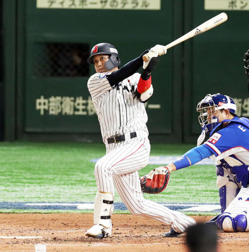 2回裏日本2死一、二塁、左越えに逆転3点本塁打を放つ山田哲人（撮影・前田充）