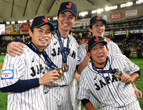 おどけて記念撮影する、左から山岡、高橋礼、田口、周東（撮影・山崎安昭）
